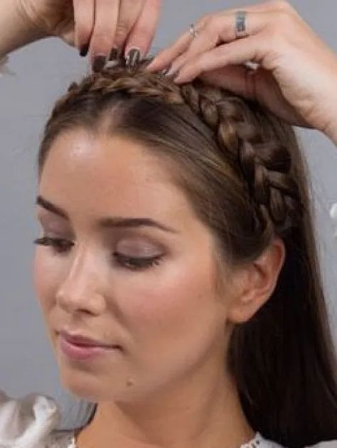 10 Easy Hairstyles When You're In A Rush - Society19 October Fest Hairstyles, German Hairstyle Woman, German Hairstyle Oktoberfest, Octoberfest Hair, Oktoberfest Makeup, German Hairstyle, Oktoberfest Hair, Dirndl Hairstyles, Braid Videos