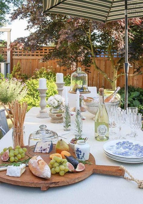 Rosé White and Blue - Relaxed Summer Entertaining - Saw Nail and Paint Al Fresco Table Settings, Outdoor Dinner Party Table Settings Elegant, European Summer Party, Table Setting Outdoor, Summer Dining Table Decor, Backyard Table Setting, Lunch Table Settings, Patio Table Decor, Outdoor Table Decor