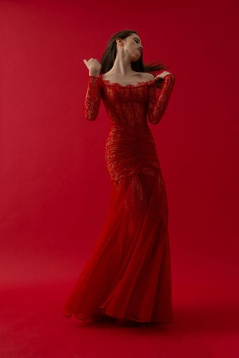 Runway Dresses Couture, Corset Lace Gown, Dress With Fur Coat, Red Lace Gown, Chinese Gown, Winter Gowns, Vintage Dress Design, Valentino Gowns, Family Tattoo