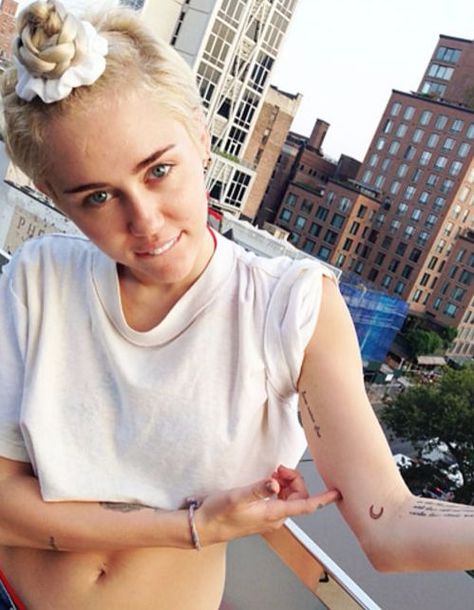 miley-cyrus-moon-tattoo Watermelon Tattoo, Small Star Tattoos, Hanging With Friends, Bee Tattoo, Celebrity Tattoos, Celebrity Beauty, Teen Vogue, Cara Delevingne, Moon Tattoo