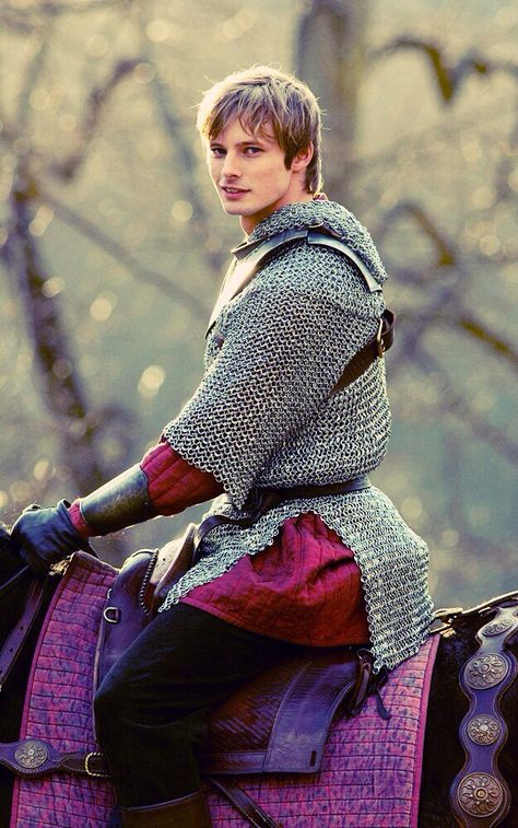 Arthur.... ;) Bradley James Arthur, Merlin Tv Series, Rei Arthur, Prince Arthur, Merlin Colin Morgan, Roi Arthur, Merlin Fandom, Merlin Cast, Arthurian Legend