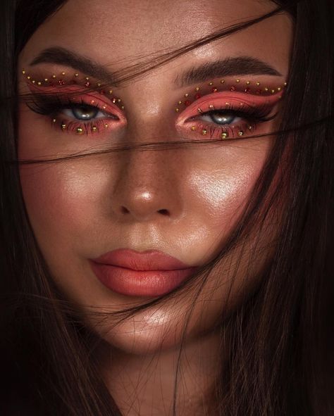 Pamela 🤍 on Instagram: “ad | 𝕾𝖕𝖎𝖈𝖊𝖉 𝕮𝖔𝖗𝖆𝖑 🪄 wearing @MavenBeauty • basic beat palette {medium blend} • basic beat palette {define} • lashes {10} • 3d cheek blush…” Coral Makeup, Velvet Makeup, Cheek Blush, Rhinestone Makeup, Bronze Makeup, Velvet Lipstick, Autumn Beauty, Editorial Makeup, Flawless Makeup