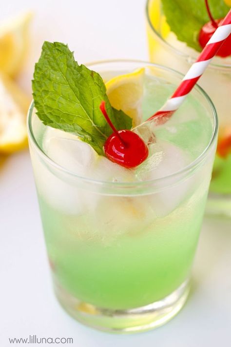 Disneyland's Copycat Mint Julep recipe - a non-alcoholic drink that is refreshing and DELICIOUS!! Recipe on { http://lilluna.com } Mint Julep Recipe Non Alcoholic, Disneyland Treats, Frozen Strawberry Lemonade, Julep Recipe, Mint Julep Recipe, Mint Drink, Vintage Drinks, Lemonade Concentrate, Disney Secrets