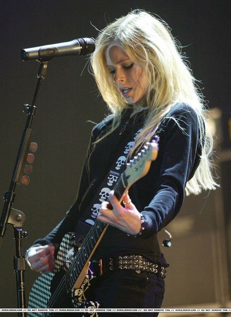 Avril Lavigne live playing guitar Avril Lavigne Poster, Chicas Punk Rock, Avril Levigne, Avril Lavingne, Avril Lavigne Photos, The Best Damn Thing, Women Of Rock, Punk Princess, Guitar Girl