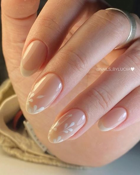 Lucía Caballero on Instagram Nail Art Design For Wedding, Simple Nails With Design, Short White French Tip Nails With Design, Simple Nails Flower, White Square Nails Design, French Manicure With Design, Wedding Guest Nails Ideas, French Manicure With Flowers, French Tip Nails With Flowers