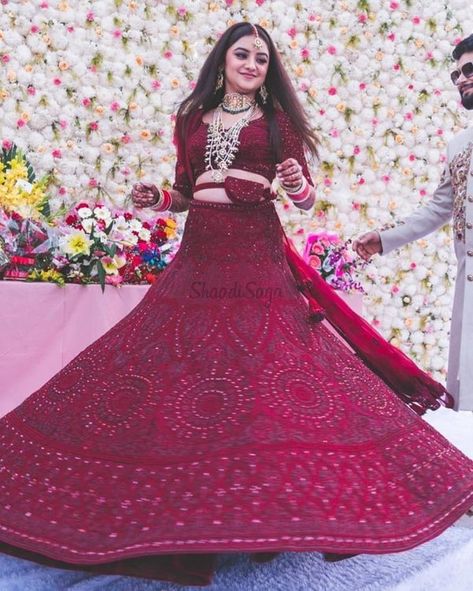 Minimal Lehenga, Red Sequin Lehenga, Lehenga Indian Weddings, Sequin Lehenga, Bridal Lehenga Online, Latest Bridal Lehenga, Trendy Outfits Indian, Couple Wedding Dress, Wedding Lehenga Designs