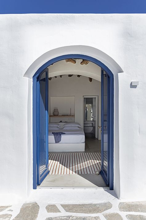 kapsimalis architects refurbishes traditional island residence in sikinos, greece Island Style Home, Dry Landscape, Greek Villas, Outdoor Sitting Area, Interior Shutters, Outdoor Dining Room, Santorini Island, Traditional Building, Greek Style