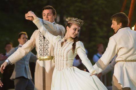 Latvian Wedding, Foreign Wedding, National Dress, Traditional Wedding Dresses, Folk Dance, Wedding Mood, Wedding Dance, Traditional Wedding, Traditional Dresses