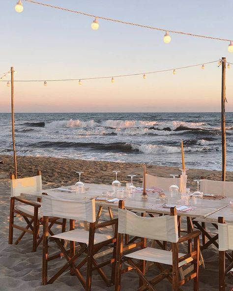 VOGUE VIEW MAGAZINE pe Instagram: „@alicedetogni 👌🏼” Ibiza Sunset, The Beach People, Beach Dinner, Table Set Up, Gorgeous Sunset, Seaside Towns, Summer Bucket, European Summer, Summer Dream