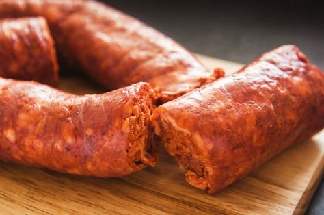 Si quieres preparar una deliciosa longaniza casera, aquí te dejo una receta sencilla y fácil de hacer. ¡Te quedará deliciosa! How To Make Chorizo, Chorizo Chili, Homemade Chorizo, Chorizo Soup, Chorizo Breakfast, Chorizo Pasta, Homemade Sausage Recipes, Chorizo And Eggs, How To Cook Chorizo