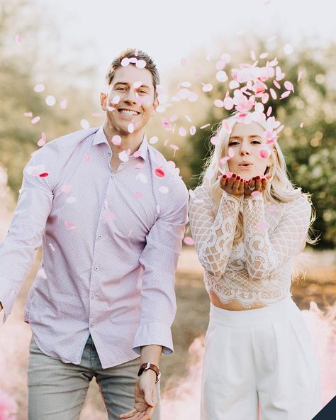 Gender Reveal Theme Ideas, Gender Reveal Poppers, Lauren Burnham, Gender Reveal Photo Shoot, Gender Reveal Pictures, Gender Reveal Theme, Arie Luyendyk Jr, Unique Gender Reveal, Gender Reveal Photography