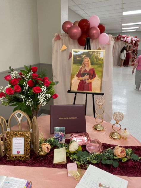 Maroon and rose gold welcome table Burgundy And Gold Graduation Party Ideas, Maroon And Gold Centerpieces, Maroon Graduation Party Decorations, Maroon And Gold Graduation Party Ideas, Maroon Graduation Party, Maroon Decor, Trunk Party, Gold Graduation Party, Graduation Party Centerpieces