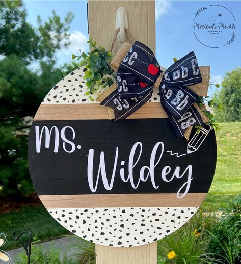 Round Teacher Door Hanger, School Counselor Door Decorations, Teacher Signs Wooden, Counselor Door Decorations, Teacher Door Wreaths, Classroom Door Hangers, School Counselor Door, Counselor Door, Wooden Rounds