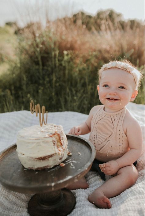 1st Birthday Photo Shoot Ideas Fall, Smash Cake Outdoor Photos, Cake Smash Photography Outdoor, Fun First Birthday Photo Shoot Ideas, Home Cake Smash Photo Shoot, Outdoors Cake Smash, Outside 1st Birthday Pictures, 1st Birthday Smash Cake Photoshoot Outdoor, Minimalist 1st Birthday Photoshoot