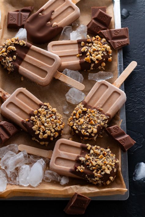 Homemade Chocolate Popsicles - Days of Jay Chocolate Ice Cream Popsicles, Popsicle Chocolate, Chocolate Popsicle Recipes, Gourmet Popsicles, Frozen Deserts, Coffee Popsicles, Chocolate Popsicles, Popsicle Party, Brown Food