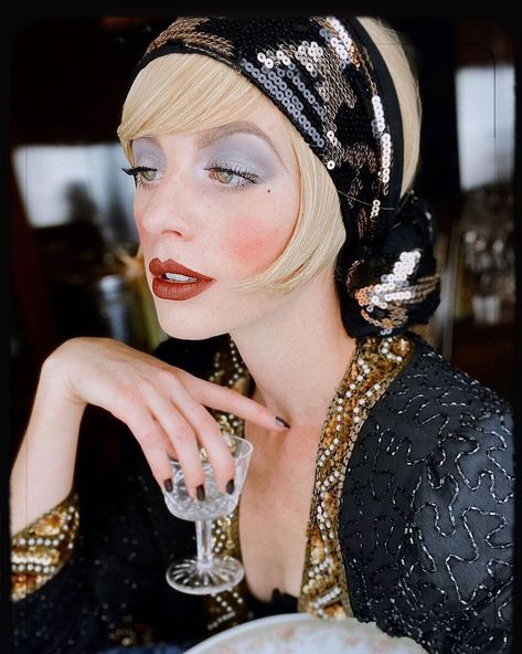 1920s Hair Short, Gatsby Party Outfit Women 1920s Style, Daisy Great Gatsby, Roaring 20s Makeup, 20's Makeup, 1920s Wig, Roaring 20s Hairstyles, 1920 Hairstyles, Gatsby Makeup