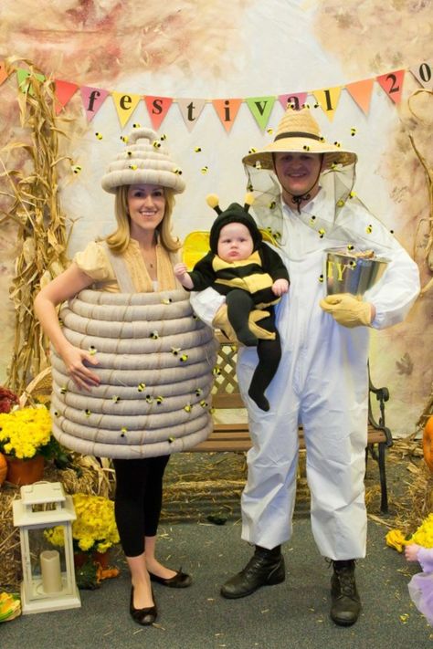 20 hilarious group and trio Halloween costume ideas. Why didn't we think of these ridiculously awesome trio and group Halloween costumes sooner? Bee Costumes, Costumes Faciles, Bee Family, Kostum Halloween, Halloween Costumes For 3, Bee Costume, Bee Bee, Diy Kostüm, Bee Honey