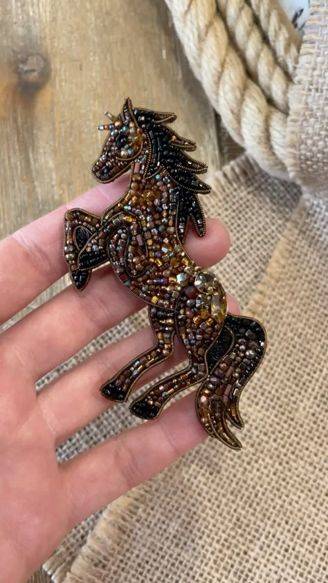 Beaded Horse, Crochet Christmas Gifts, Decoupage Furniture, Textile Projects, Beaded Art, Bead Embroidery Patterns, Beads Embroidery, Embroidery Works, Christmas Patterns