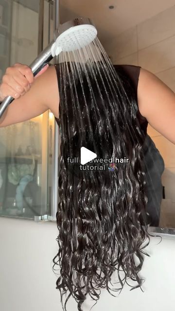 Keisha Kira on Instagram: "AD My favourite base for styling curls💖 they always come out smelling so delicious and so juicy with this routine A seaweed hair was creates a really nice base for styling - think juicy, hydrated curl clumps!! This is normally a 3 step wash: DETANGLE + MASK 💦 I wet my knotty hair 🍍 I applied the @garnieruk hair food mask on my lengths to moisturise and make getting the knots out easier 🍍I detangled from the ends and worked my way up gently 🍍 this hair food mask adds so much slip (makes detangling a breeze) and is so affordable SHAMPOO + BRUSH THROUGH LENGTHS 🧼 I used the @garnieruk hair food shampoo to cleanse my scalp and lengths 🍍I like to brush my shampoo through on a seaweed washday because it helps remove any build up and prevent any weigh down 🍍beca How To Get Seaweed Hair, How To Wash Curly Hair, Wet Curly Hairstyles, Squish To Condish, Hair Food Shampoo, Seaweed Hair, Styling Curls, Curl Clumps, Knotty Hair