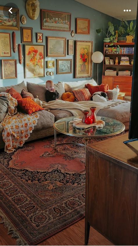 Vintage Maximalist Decor, Maximalist Living Room, Decor 2024, Bedroom Decor Inspiration, Colourful Living Room, Eclectic Living Room, Maximalist Decor, Salalah, Vintage Living Room