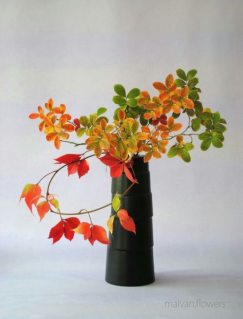 Nageire Art Floral Japonais, Arreglos Ikebana, Ikebana Sogetsu, Sogetsu Ikebana, Ikebana Arrangements, Ikebana Flower Arrangement, Flower Arrangements Simple, Japanese Flowers, Deco Floral