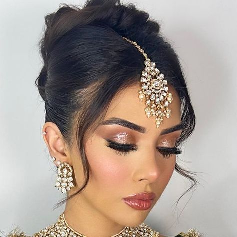 Wedding Indian Makeup, Party Make Up Looks Indian, Bridal Makeup Gold Tones, Peach Makeup Look Indian, Desi Wedding Makeup Looks, Shaadi Makeup Look, Bridal Hair Indian Wedding, Pakistani Wedding Makeup Look, Soft Glam Bridal Makeup Indian