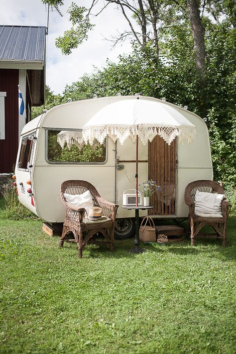 Shabby Chic Caravan, Vintage Trailers Restoration, Caravan Living, Rv Van, Caravan Decor, Caravan Makeover, Vintage Camper Remodel, Camping Inspiration, Tiny Trailers