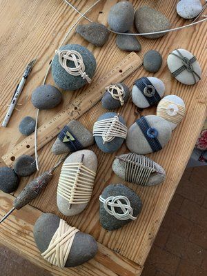 Rock Wrapping Diy, Wrapping Rocks, Diy Stone Wrapping, Stone Wrapping Tutorial, Natural Weaving, Japanese Basket, Rock Wrapping, Wrapped Rocks, Zen Rock