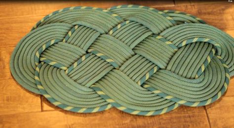 Climbing Rope Rug                                                                                                                                                                                 More Repurpose Climbing Rope, Rope Rugs, Gear Closet, Rope Rug, Rope Projects, Coiled Rope, Braided Rug, Paracord Projects, Climbing Rope