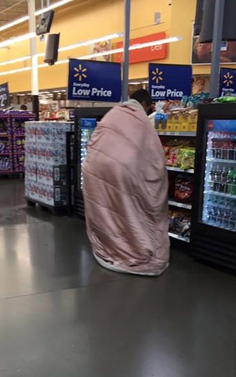 Wearable Blankets at Walmart - Funny Pictures at Walmart http://ibeebz.com People In Walmart, Meanwhile In Walmart, Walmart Customers, Walmart Funny, Funny People Pictures, Funny Quotes For Teens, Me Too Meme, Can't Stop Laughing, Wearable Blanket