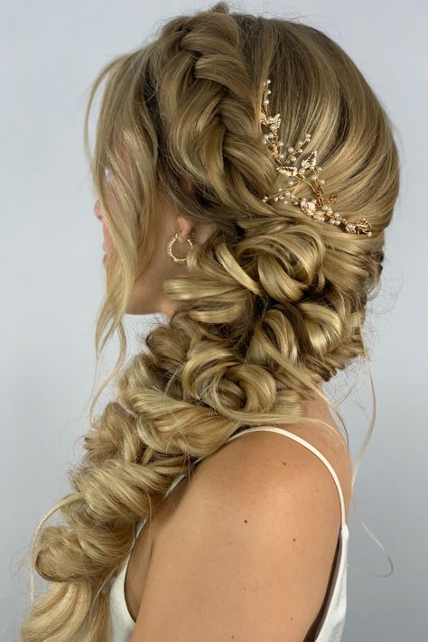 Bridal Hairstyle Braid, Boho Bridal Hair Side Swept, Bridal Side Braid, Side Braid Wedding Hair, Bridal Hair Side Braid Loose Curls, Wedding Long Hairstyles, Bridal Hair Mermaid Braid, Mermaid Side Braid Wedding Hair, Bridesmaid Hairstyles Waterfall Braid