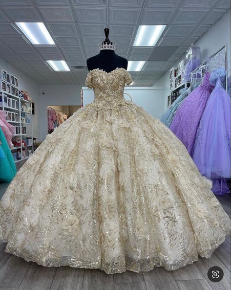 Cream Color Quince Dress, Quince 2nd Outfit, Quincenera Dresses Yellow, Gold Dress For Quinceanera, Gold Quinceanera Dresses Elegant, Rhinestone Quinceanera Dresses, Light Quince Dresses, Yellow And Gold Quinceanera Dresses, Pale Yellow Quinceanera Dress