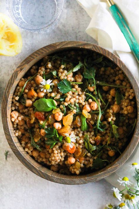 Easy Israeli Couscous with protein-packed chickpeas, golden raisins, and fresh herbs. This 20-minute vegan meal is so easy (you only need one pot!) and it's convenient for meal prep, too. Works for lunch, dinner, or as a plant-based side dish! #GratefulGrazer #IsraeliCousCous #Vegan #VeganMeals #EasyVeganMeals #VeganRecipes Pearl Couscous Recipes, Apartment Recipes, Veggie Dinners, Veg Meals, Denver Food, Veg Recipe, Weekly Recipes, Pearl Couscous, Grain Bowls