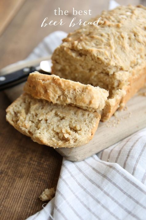 Homemade beer bread recipe made from staple ingredients! Honey Beer Bread, Beer Bread Mix, Beer Bread Easy, Cheesy Pull Apart Bread, Bread Pull Apart Recipes, Beer Bread Recipe, A Loaf Of Bread, Thanksgiving Desserts Easy, Quick Easy Desserts