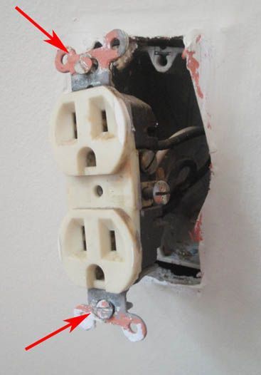 Changing Out an Old (UGLY) Outlet, what every woman should know how to do. Casa Clean, Handy Woman, Home Fix, Diy Home Repair, Décor Diy, Home Repairs, Household Tips, Bathroom Designs, Diy Home Improvement