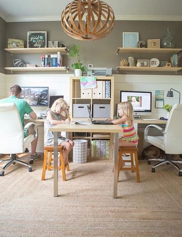 Improve efficiency and motivation with a custom workspace - WallsNeedLove Organization Kidsroom, Shared Home Offices, Shared Home Office, Office Layout Ideas, Office For Two, Home Office Layouts, Shared Kids Room, Homework Station, Shared Office Space