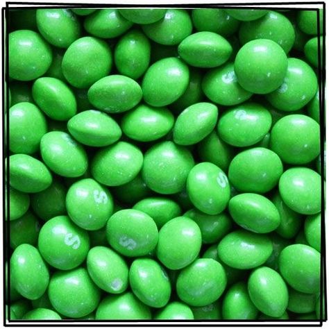 Lime-flavored Skittles: | 33 Things From Your Childhood You're Never Going To Eat Again Green Skittles, Candy Apple Bars, Apple Bars, Candy Buttons, Glaze Colors, Chocolate Liquor, Candy Brands, Green Candy, Red 40