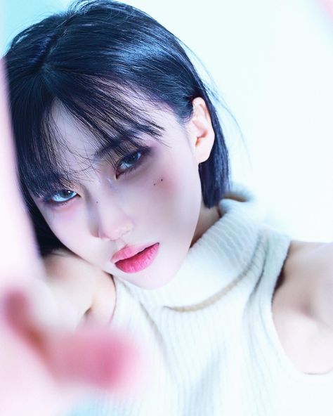 Kim Rachel Yoory Photoshoot, Korean Eye Makeup, Miraculous Characters, You're Beautiful, Face Claims, Eye Makeup, Short Hair Styles, Neon, Human