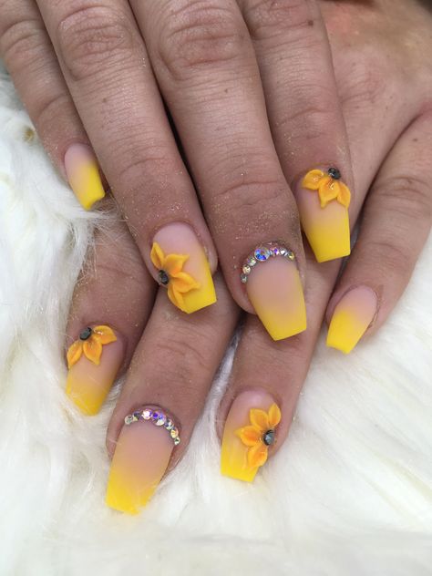 Sunflower And Roses Nails, Square Sunflower Nails, Sunflower And Rose Nails, Dreamville Nails, Sunflower Nails Design Short, Sunflower Yellow Nails, Sunflower Acrylic Nails, Acrylic Nails Short Coffin, Sunflowers Nails