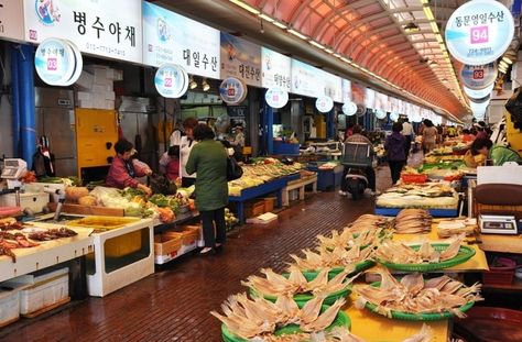 Furthermore, various cultural and recreational places are crowded around the market, making it the center of commerce in Jeju. Due to its central location, Dongmun Market first received the imported goods that went through Jeju port. Dongmun Market Jeju, Jeju City, Food Market, Marketing