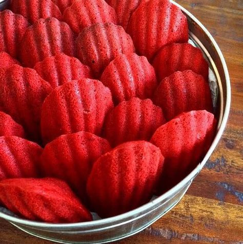 2 Red Velvet Madeleines Recipe, Red Velvet Madeleines, Madeline Recipe, Kitchen Ideas Red, Baking Valentines, Red Velvet Cake Cookies, Madelines Recipe, Valentines Red Velvet, Berry Crepes