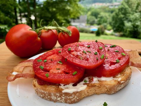 Open Face Tomato and Bacon Sandwich with Garlic Aioli Tomato Caprese Sandwich, Bacon And Tomato Sandwich, Tomato Basil Sandwich, Bacon Avocado Tomato Sandwich, Tomato Twiddle Sandwich, Tomatoe Basil Mozzarella Sandwich, Garlic Aioli Recipe, Aioli Recipe, Bacon Sandwich