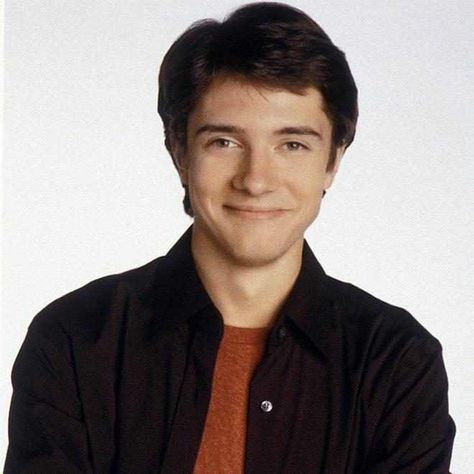 Doesn't sound like That '70s Show alum Topher Grace is planning on heading back to Point Place, Wisconsin, anytime soon. That '90s Show--starring Debra Jo Rupp and Kurtwood... Christopher Williams 90s, Young 90s Actors, Topher Grace 90s, 90s Award Shows, Heart Throbs 90s, That 90s Show, Eric Foreman, Kurtwood Smith, Topher Grace