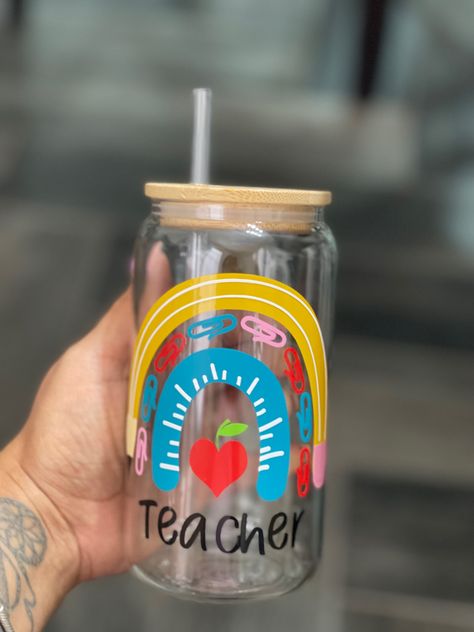 Teacher Glass Cup Ideas, Coffee Cup Crafts, Cute Teacher Gifts, Rhinestone Crafts, Teacher Design, Cup Crafts, Happy Teachers Day, Diy Teacher Gifts, Custom Cups