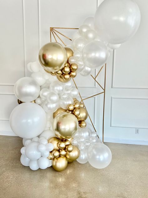 White Decorations Party, White Gold Balloons, Balloons Decor, 60th Bday, Balloon Creations, Balloons Decorations, Gold Confetti Balloons, Balloon Installation, Balloon Arches