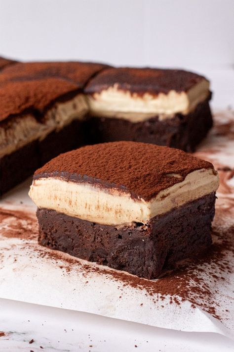 Fluffy Dessert Recipes, Tiramisu Brownies Recipe, Italian Brownies, Tiramisu Pavlova, Crowd Pleasing Desserts, Deconstructed Tiramisu, Brownie Tiramisu, Easy Italian Desserts, Tiramisu Aesthetic