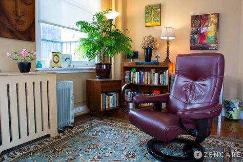 Mcm Therapy Office, Therapy Practice Interior, Therapist Chair, Therapist Office Aesthetic, Art Therapist Office, Therapist Office Design, Counselling Room, Therapists Office, Home Office Guest Room Combo