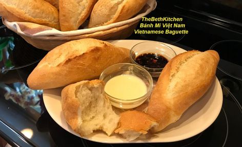 Vietnamese Bread, Vietnamese Baguette, Bread Shapes, Vietnamese Foods, Beginner Youtube, Baguette Recipe, Chilean Recipes, Cooking Bread, Bread Shaping