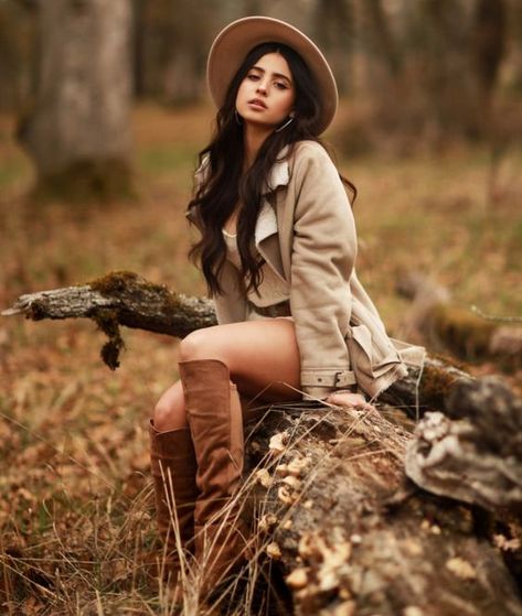 Female Fall Photoshoot Ideas, Woodsy Photoshoot Ideas, Girl Outdoor Shoot, Outdoor Portrait Photography Poses, Barn Photoshoot Ideas, Trending Photoshoot Ideas, Iphone Contacts Aesthetic, Contacts Aesthetic, Pics For Vision Board