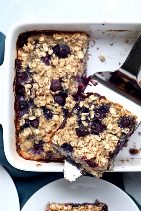 blueberry lemon baked oatmeal | cait's plate Best Healthy Breakfast, Blueberry Baked Oatmeal, Oatmeal Flavors, No Bake Oatmeal Bars, Blueberry Oat, Baked Oatmeal Recipes, Blueberry Oatmeal, Oat Bars, Oatmeal Bars